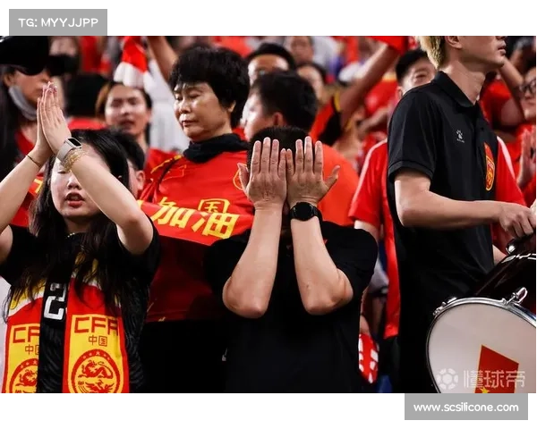 红色声浪震破穹顶!7 万球迷用热血浇筑信仰,国足将士泪洒谢场 红色声浪震破穹顶!7 万球迷用热血浇筑信仰,国足将士泪洒谢场