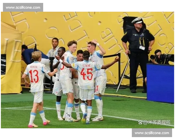 世俱杯 - 萨尔茨堡红牛 2-1 帕丘卡，格洛赫、奥尼西沃建功