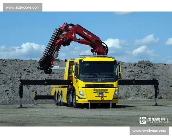 F2 西班牙站突发意外！清障吊车失控撞毁广告龙门架