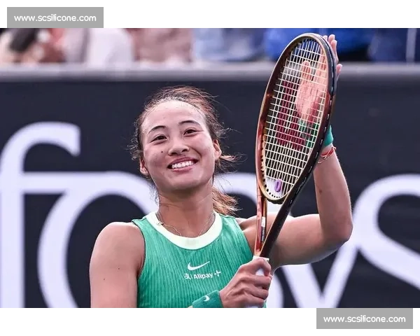 郑钦文赠阿尔卡拉斯 Labubu：温网训练场暖心互动，潮玩跨界点燃网坛友谊